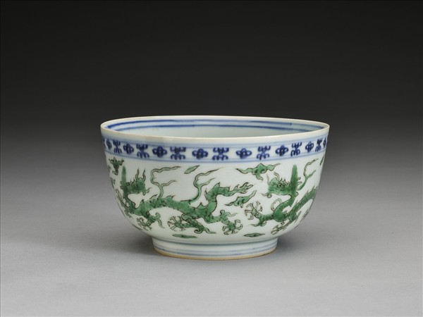 青花綠彩雲龍紋碗