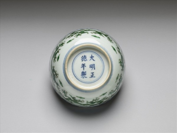 青花綠彩雲龍紋碗