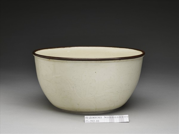 定窯 白釉劃花蓮紋碗