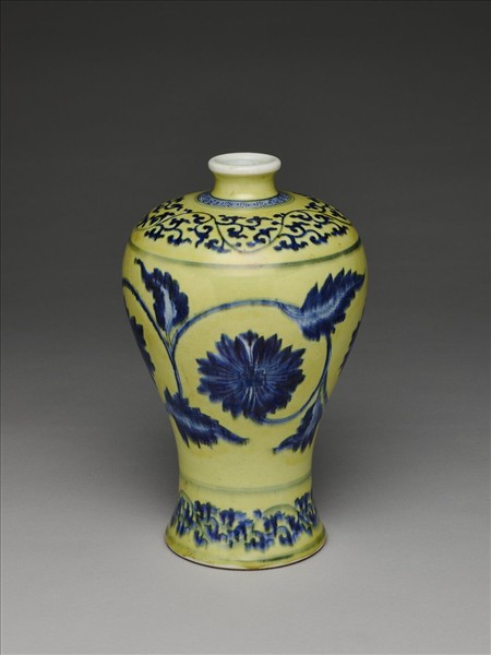 黃釉青花花卉紋梅瓶