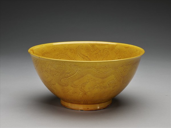 黃釉劃花雲龍紋碗