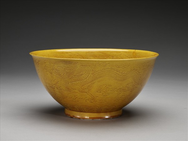 黃釉劃花雲龍紋碗