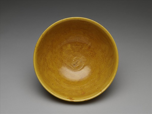 黃釉劃花雲龍紋碗