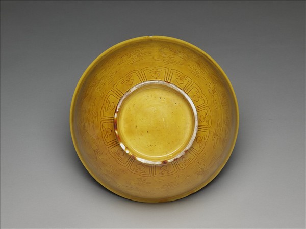 黃釉劃花雲龍紋碗