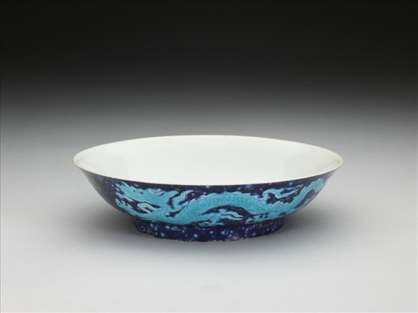 灑藍地孔雀綠釉雲龍紋盤