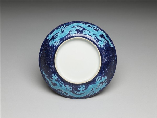 灑藍地孔雀綠釉雲龍紋盤