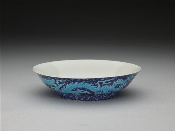 灑藍地孔雀綠釉雲龍紋盤