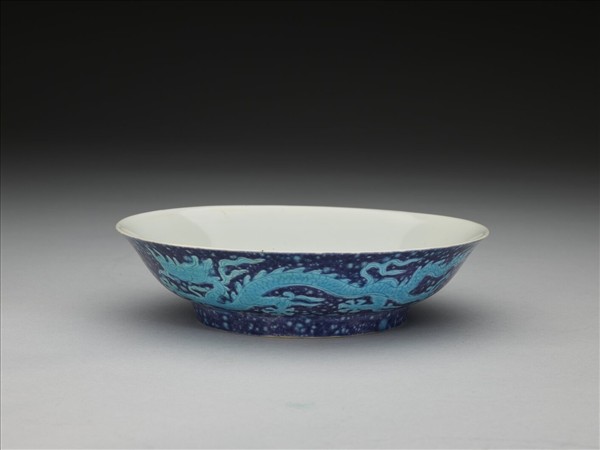 灑藍地孔雀綠釉雲龍紋盤