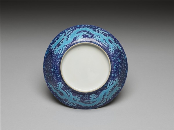 灑藍地孔雀綠釉雲龍紋盤