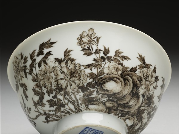 琺瑯彩赭墨牡丹碗