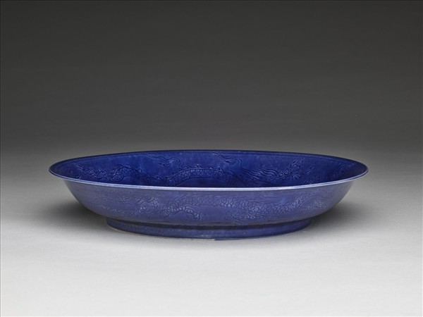 霽青釉暗花龍紋盤