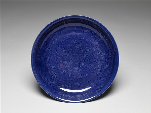 霽青釉暗花龍紋盤