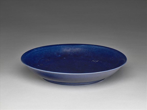 霽青釉暗花龍紋盤