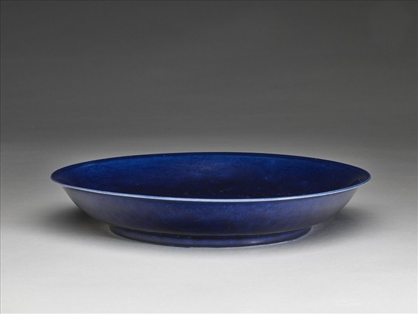 霽青釉暗花龍紋盤