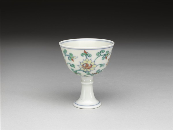 鬥彩轉枝蓮紋高足杯