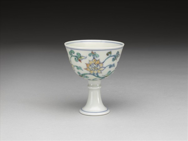 鬥彩轉枝蓮紋高足杯