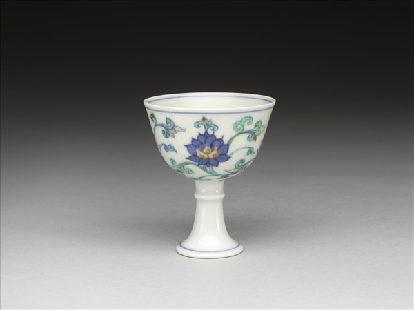 鬥彩轉枝蓮紋高足杯