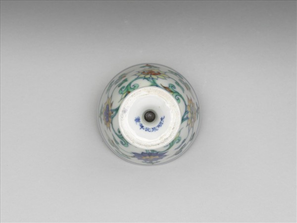 鬥彩轉枝蓮紋高足杯