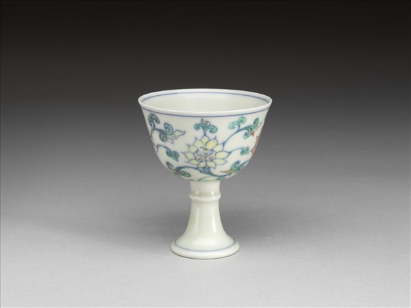 鬥彩轉枝蓮紋高足杯
