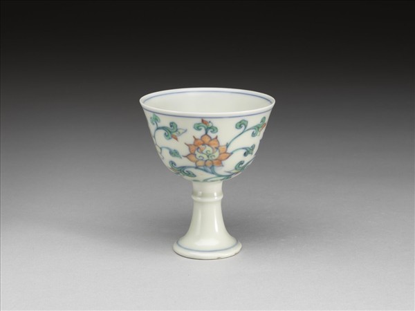 鬥彩轉枝蓮紋高足杯