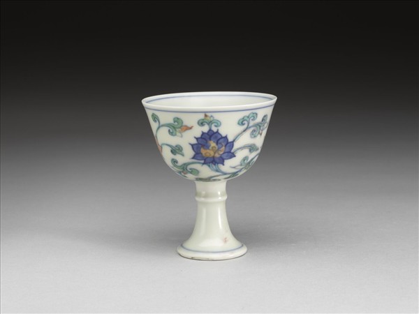 鬥彩轉枝蓮紋高足杯