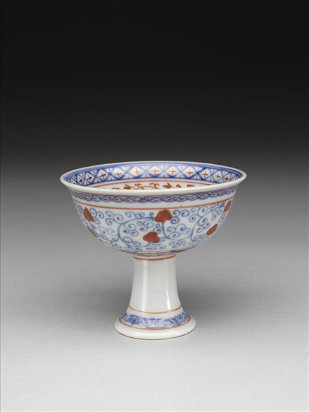 青花描紅花卉紋高足杯