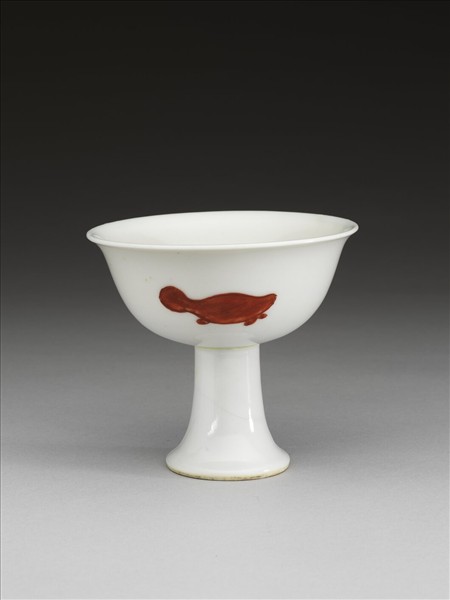 描紅三魚紋高足杯
