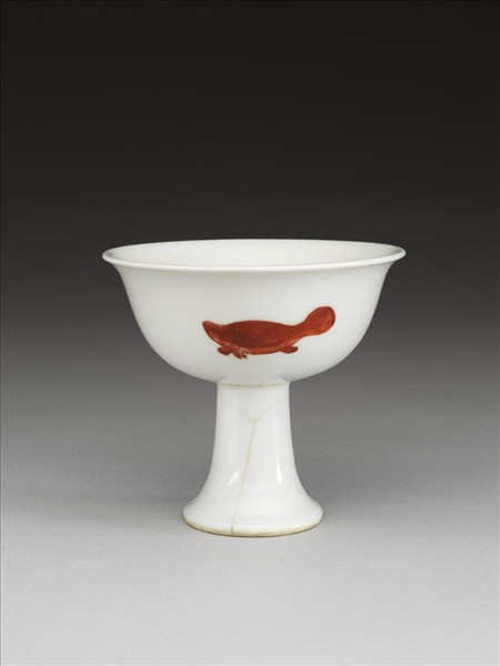 描紅三魚紋高足杯