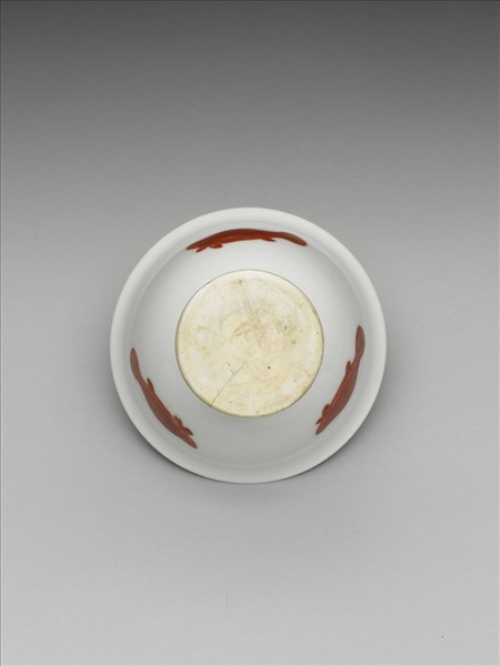 描紅三魚紋高足杯