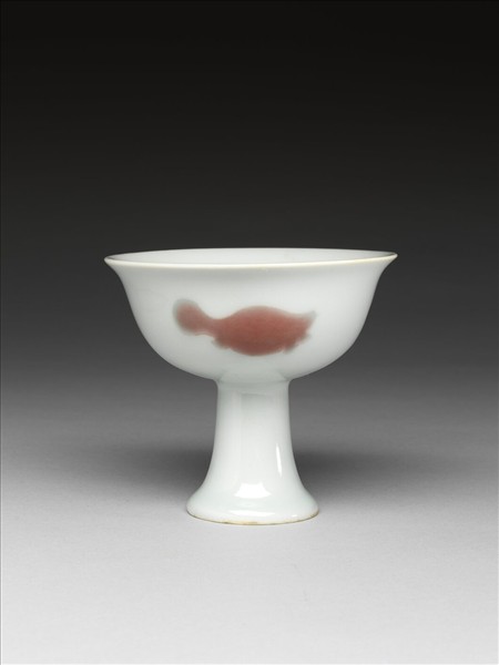 白瓷紅彩三魚紋高足杯