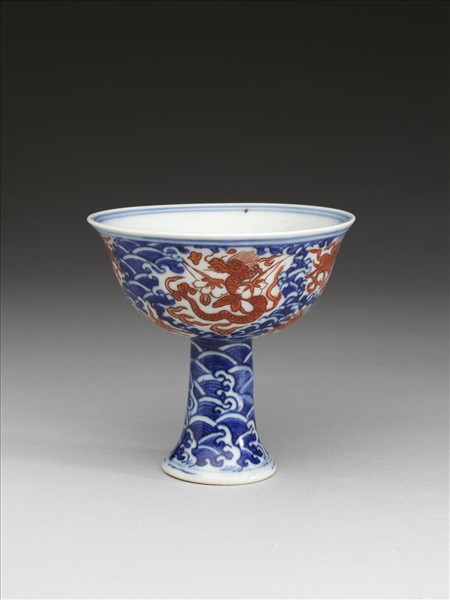 青花描紅海獸波濤紋高足杯
