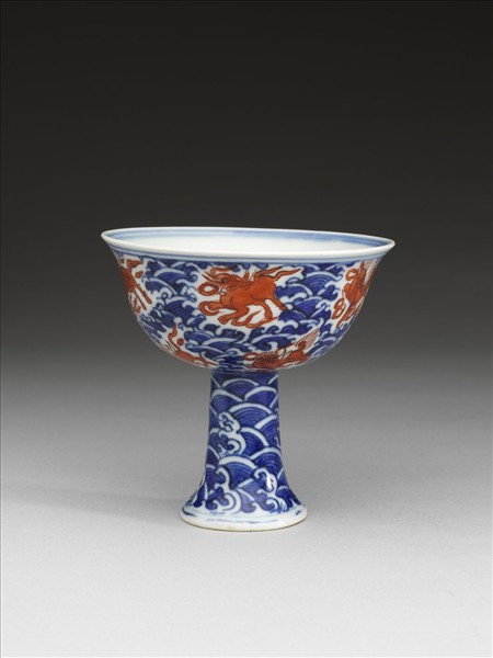青花描紅海獸波濤紋高足杯