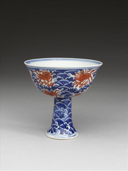 青花描紅海獸波濤紋高足杯