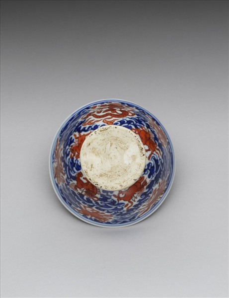 青花描紅海獸波濤紋高足杯