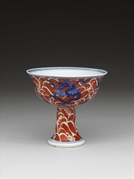 青花描紅海獸波濤紋高足杯