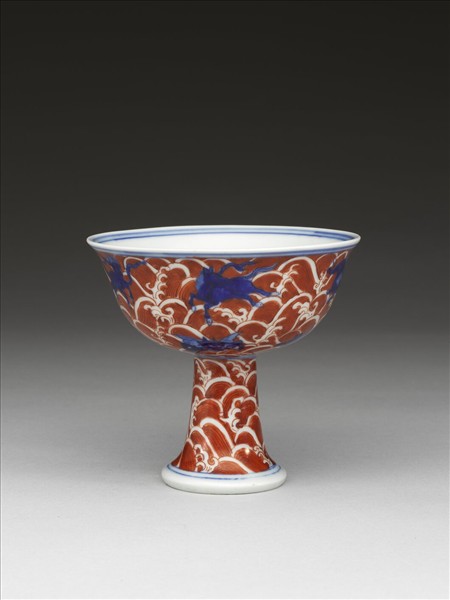 青花描紅海獸波濤紋高足杯