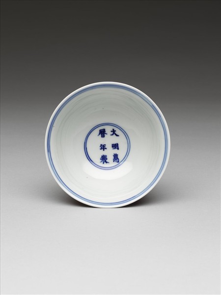 青花描紅海獸波濤紋高足杯