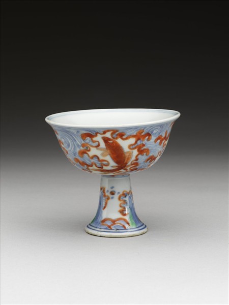 青花加彩魚紋高足杯