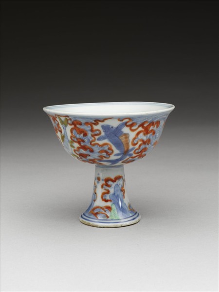 青花加彩魚紋高足杯
