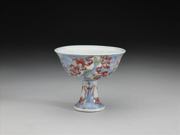 青花加彩魚紋高足杯