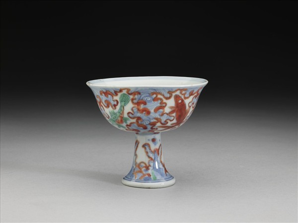 青花加彩魚紋高足杯