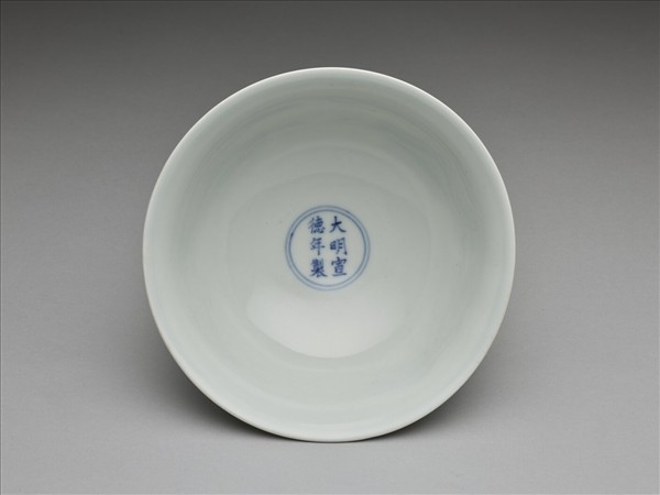 釉裡紅三魚高足碗