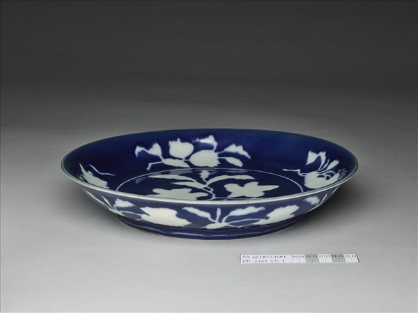 藍地白花折枝梔子花果紋盤