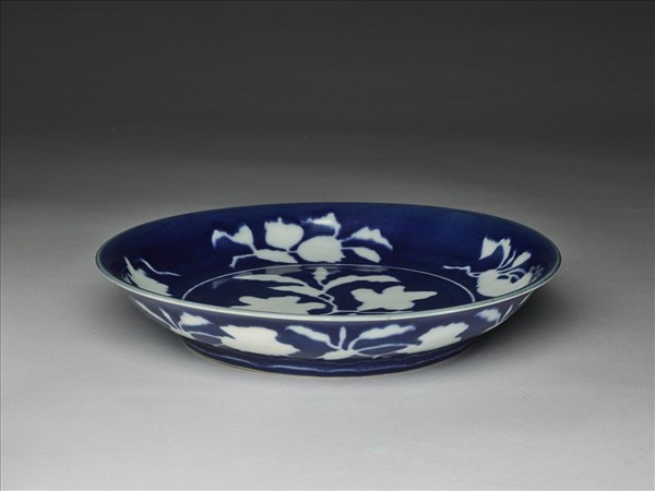 藍地白花折枝梔子花果紋盤