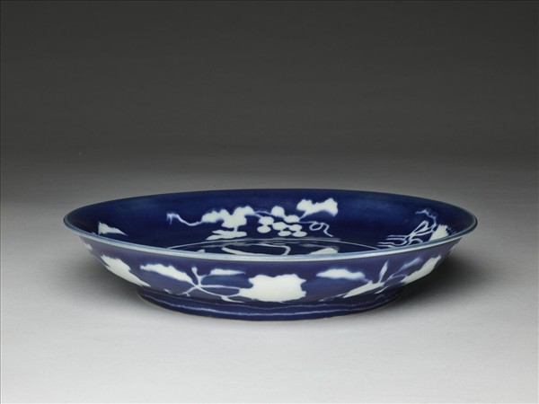 藍地白花折枝梔子花果紋盤