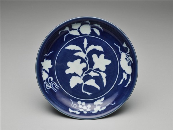藍地白花折枝梔子花果紋盤