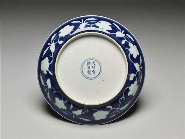 藍地白花折枝梔子花果紋盤