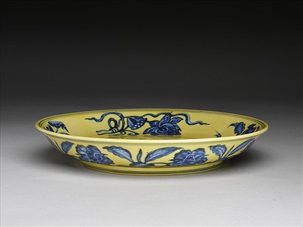黃地青花花果紋盤