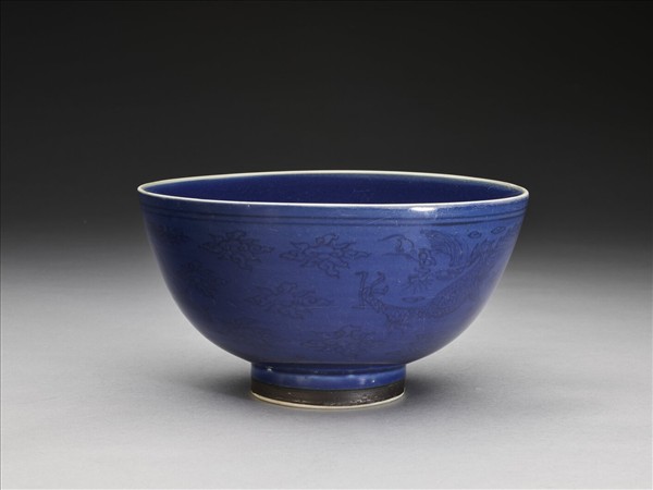 霽青釉雲龍紋碗