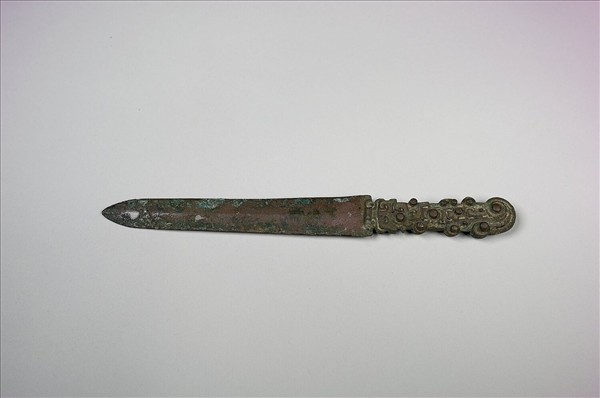 鏤空神人紋銅劍